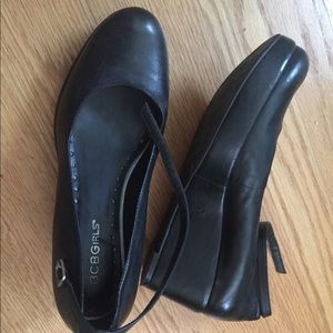 BCBG wedge fairly new, very comfortable
Very good condition.